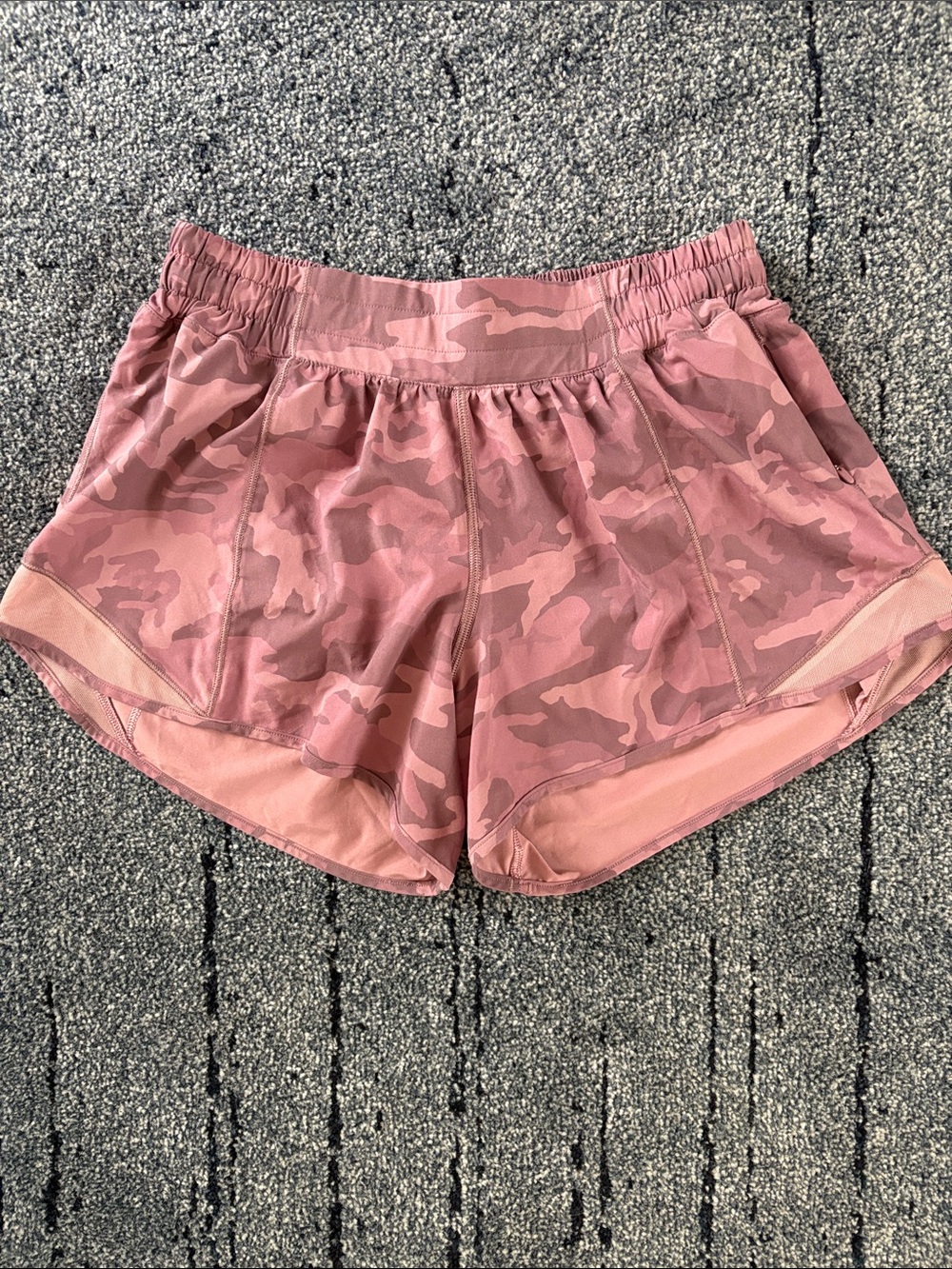 Lululemon Women’s Camo Active Shorts in Dusty Pink-Great Condition